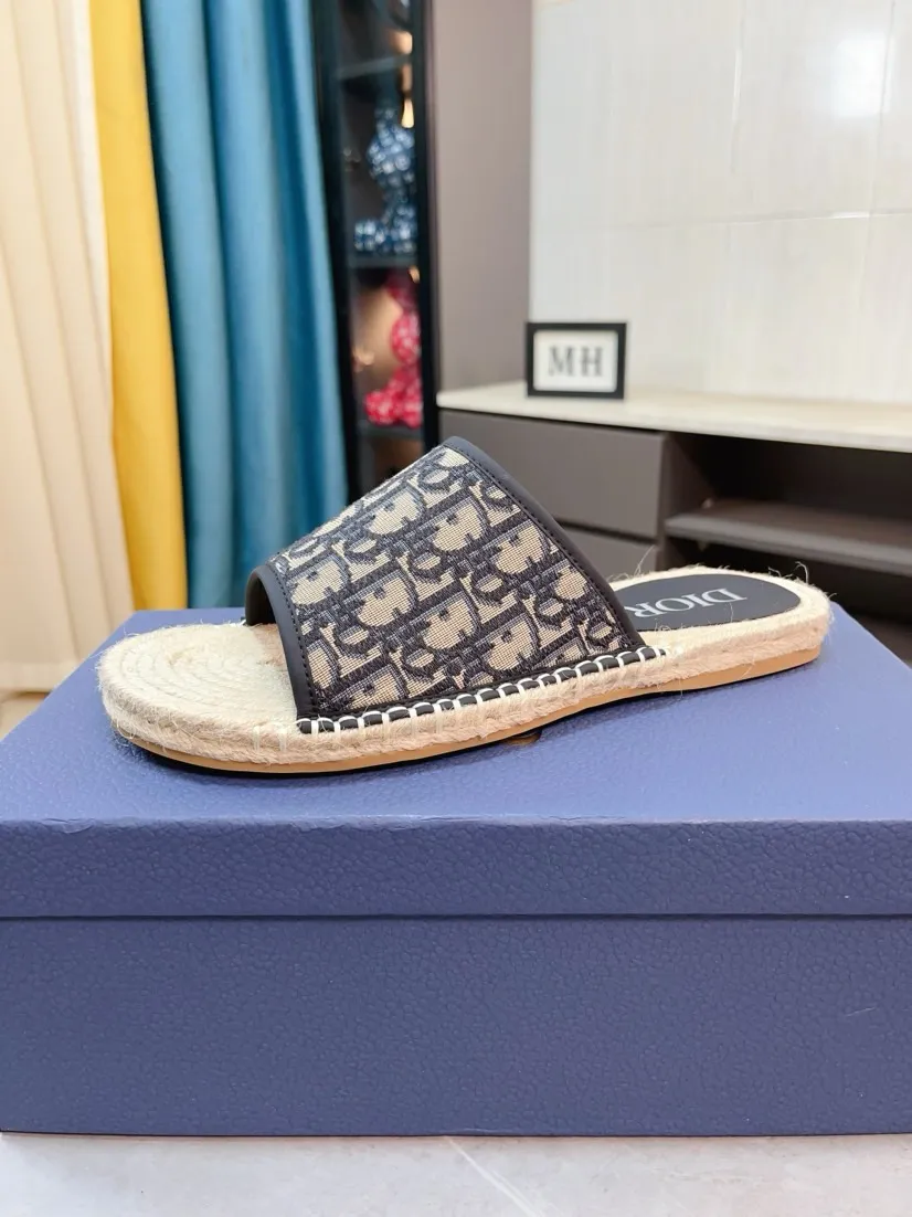 Men's men's shoes💰320🌸🌸High-end version. DIOR💁Men's slippers, high-end and upscale [strong][strong], compare quality at counters. The upper is hand-drawn, a combination of native hemp and raw rubber sole [strong][strong], breathable and non-slip outsole [rose][rose], breathable and comfortable lambskin lining, density 100% comfortable [gift][gift], original wear-resistant code number 38-44. Can be customized 45-46-47